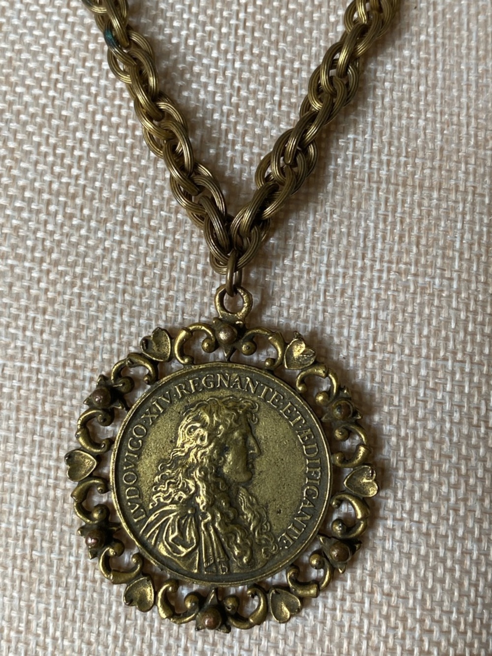 VTG Coro Gold-Tone Rope Chain Medallion Pendant Necklace - Picture 3 of 9